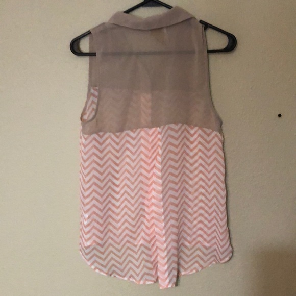 Peach and tan colored sleeveless button up shirt - Picture 4 of 8